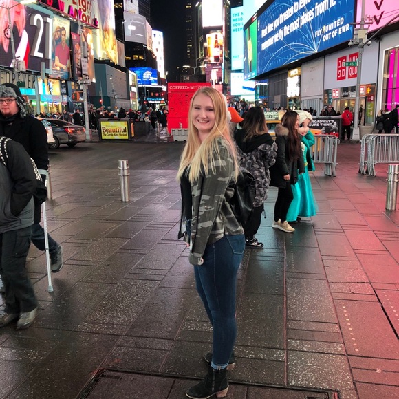 Meet your Posher, Amanda - Picture 1 of 1